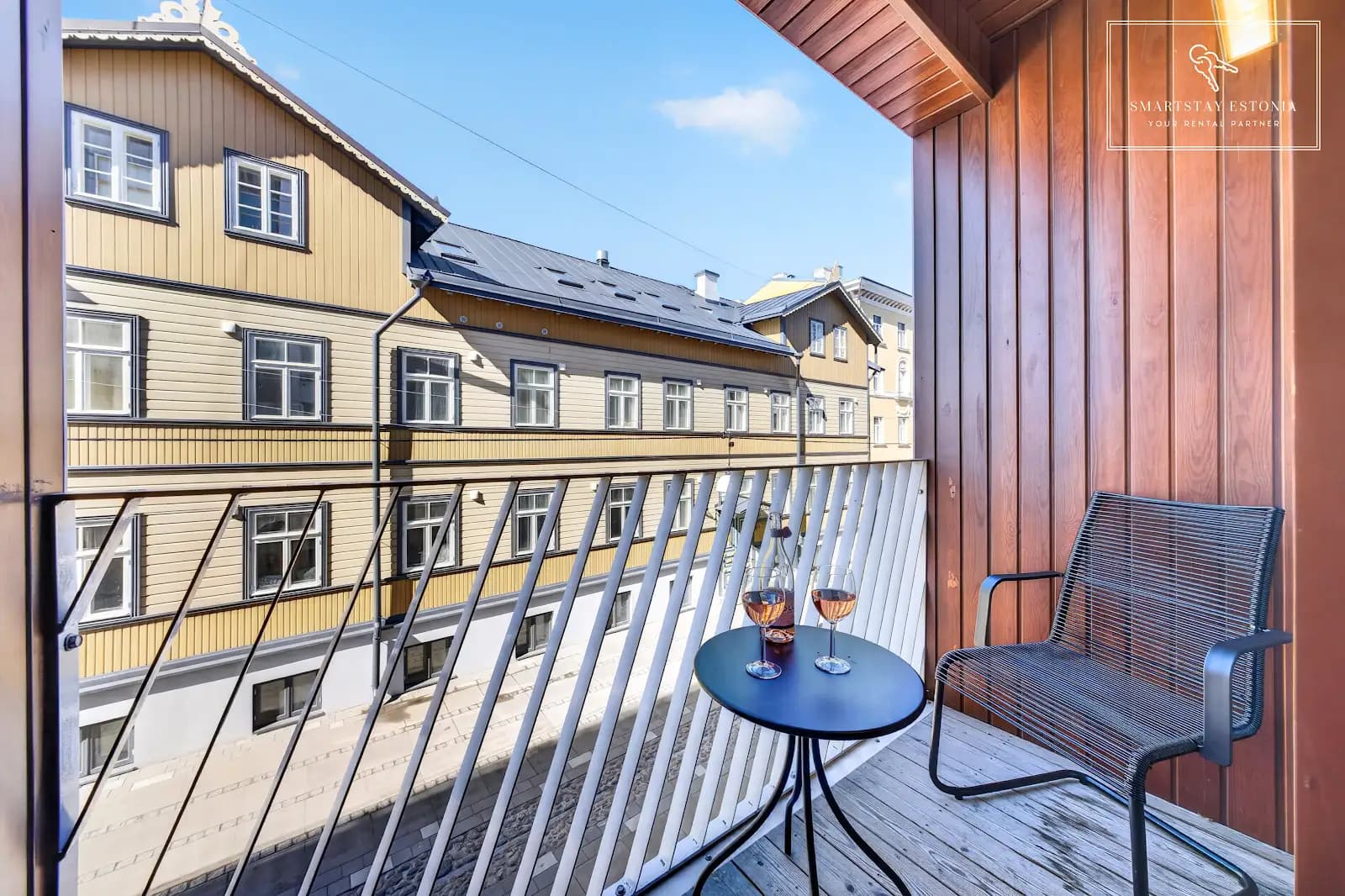 Õhtu laskub üle Kalamaja katuste. Klaasides peegeldub veel viimast päikest.