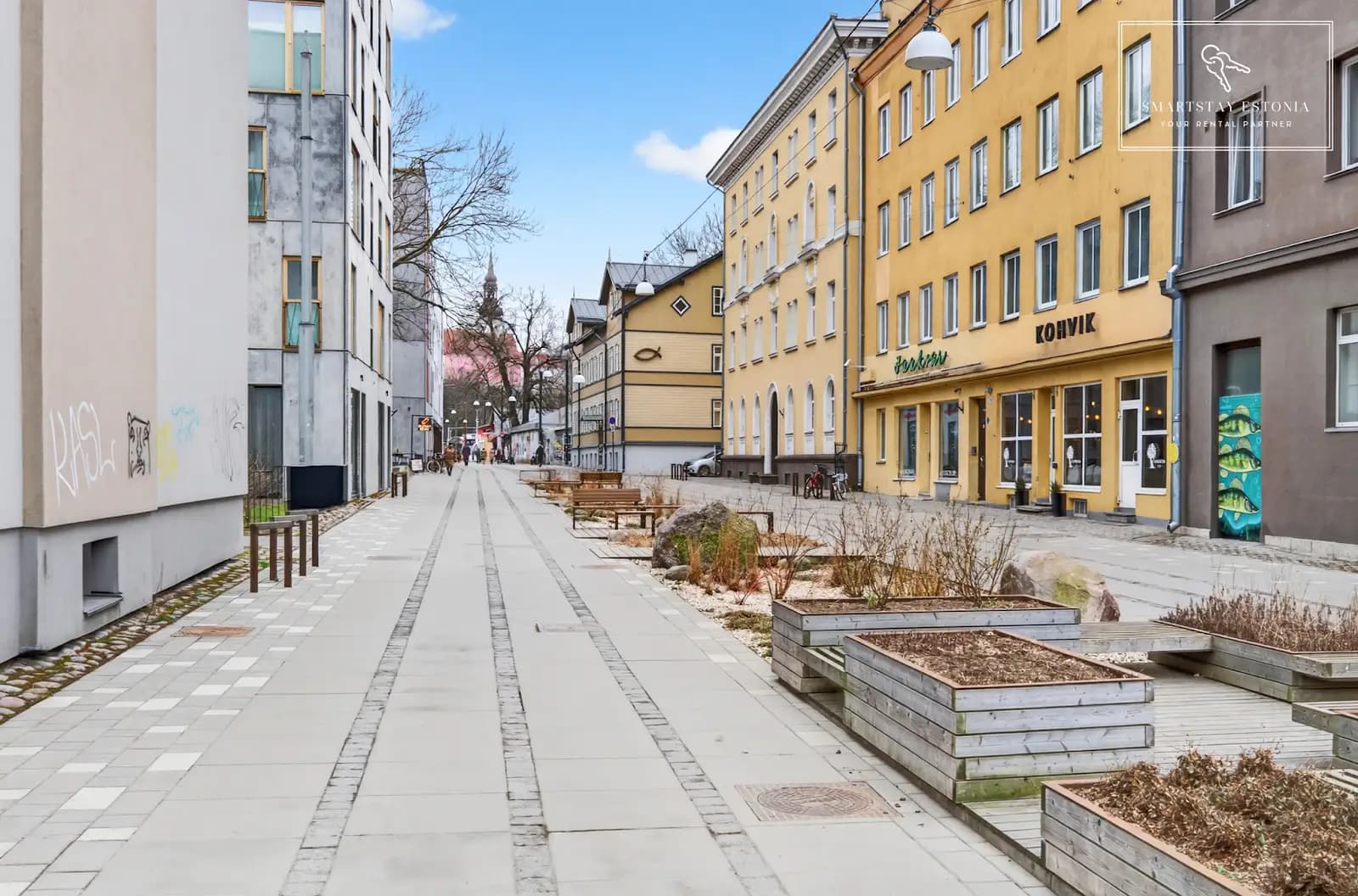 Kalamaja vaiksem rütm algab kohe ukse ees — puumajad, kohvikud ja tuttavaks saavad tänavad.